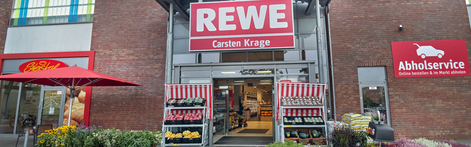 Zwei Frauen vor Obstregal
